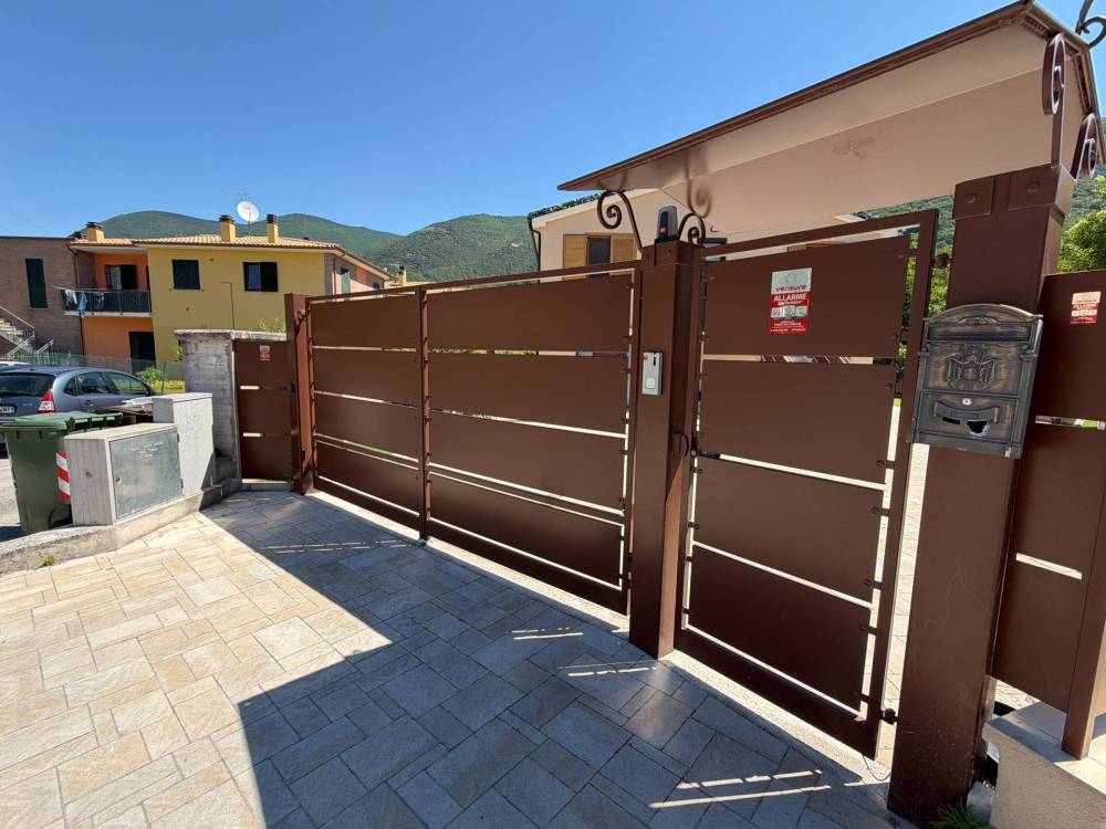 casa indipendente in vendita a Fabriano in zona Borgo Tufico