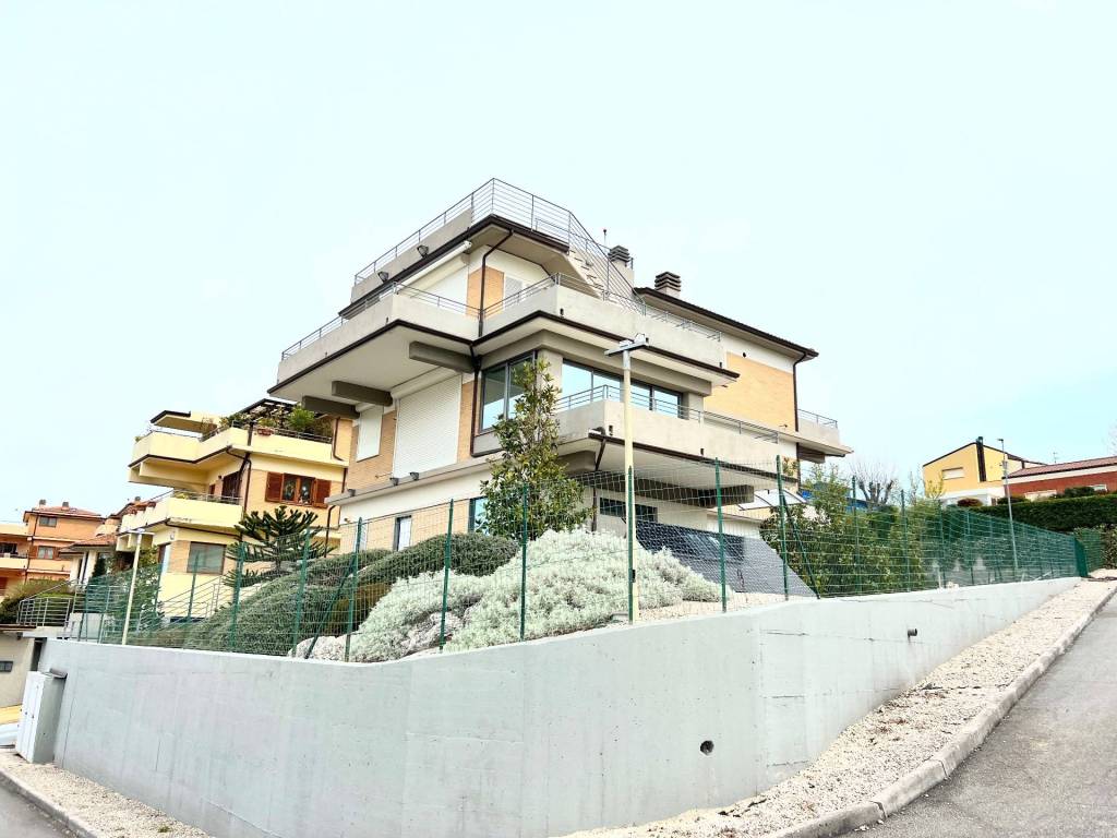 casa indipendente in vendita a Fabriano