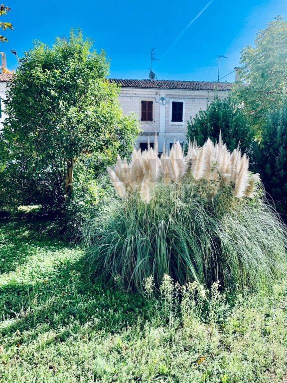 casa indipendente in vendita a Fabriano