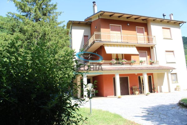 casa indipendente in vendita a Fabriano in zona Serradica