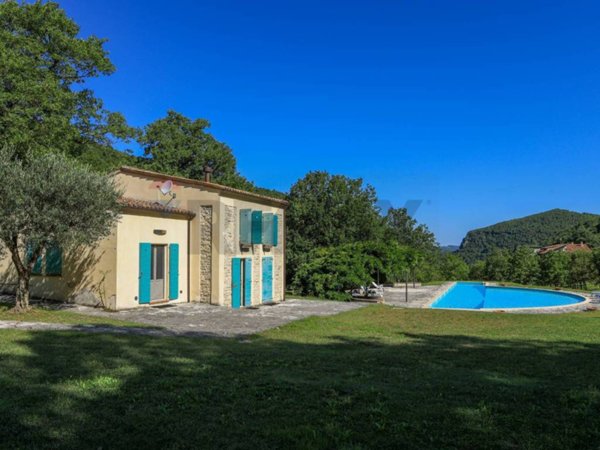 casa indipendente in vendita a Fabriano in zona Precicchie/Grotte