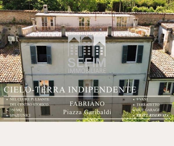 casa indipendente in vendita a Fabriano
