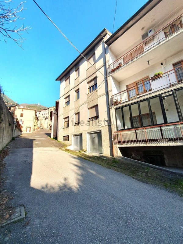 appartamento in vendita a Fabriano in zona Albacina