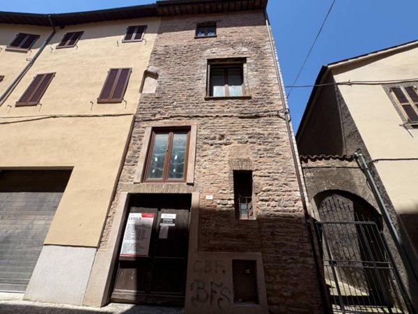 casa indipendente in vendita a Fabriano