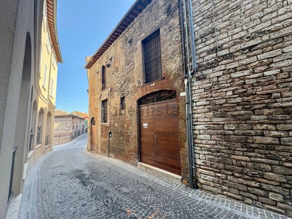 locale di sgombero in vendita a Fabriano