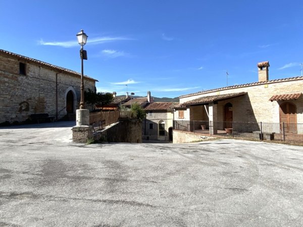 casa indipendente in vendita a Fabriano in zona Collamato