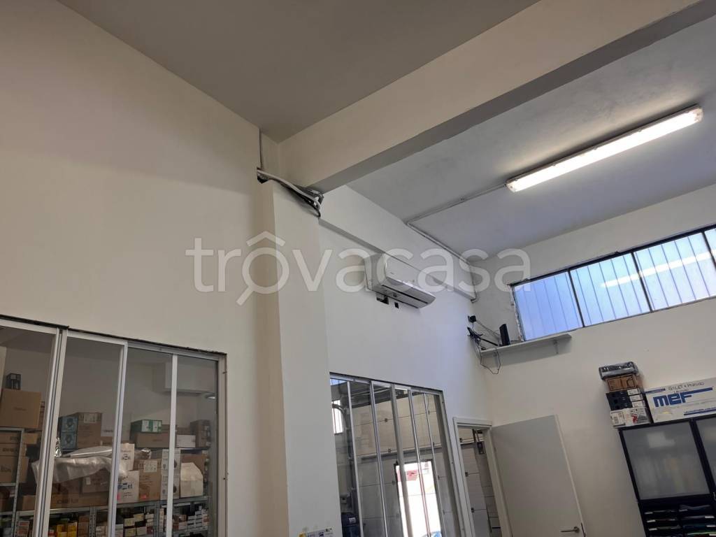 locale commerciale in vendita a Fabriano