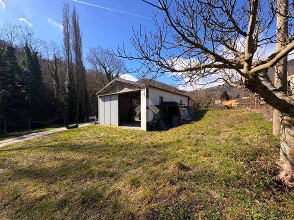 casa indipendente in vendita a Fabriano in zona Campodiegoli