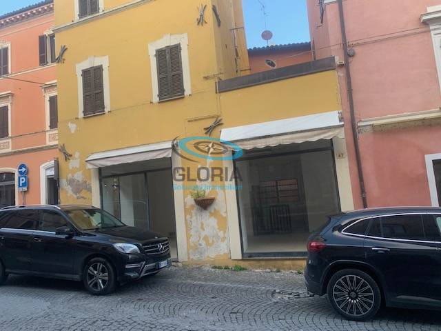 locale commerciale in vendita a Fabriano
