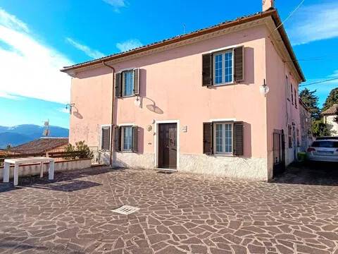 casa indipendente in vendita a Fabriano in zona Nebbiano