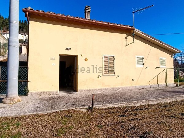 casa indipendente in vendita a Fabriano in zona Nebbiano