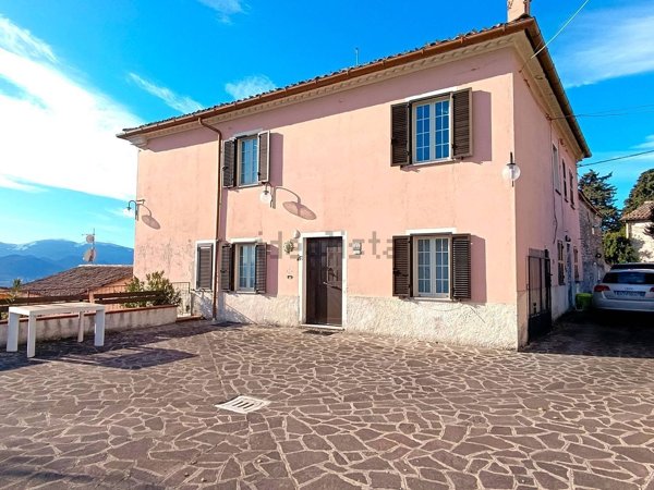 casa indipendente in vendita a Fabriano in zona Nebbiano