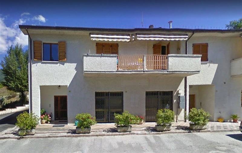 casa indipendente in vendita a Fabriano in zona Albacina