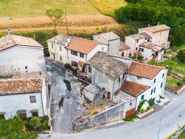 casa indipendente in vendita a Fabriano in zona San Giovanni