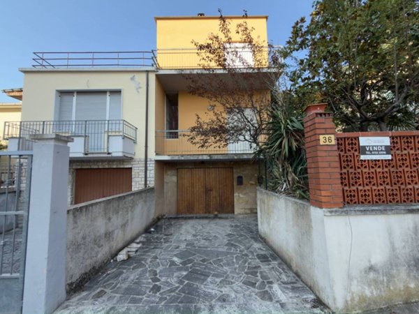 casa indipendente in vendita a Fabriano