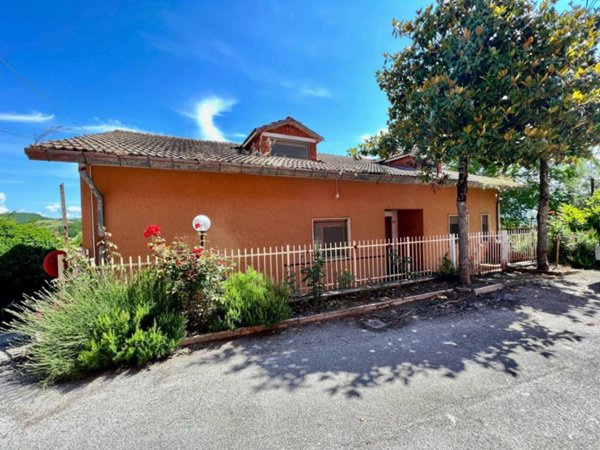 casa indipendente in vendita a Fabriano in zona Melano