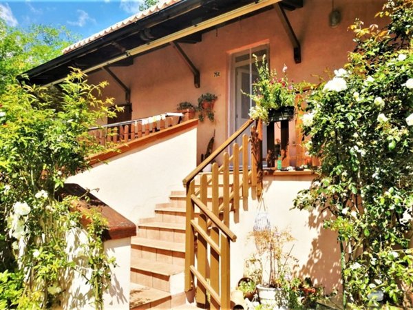 casa indipendente in vendita a Fabriano