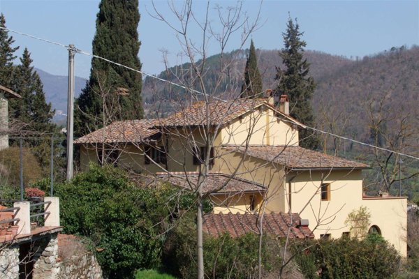 casa indipendente in vendita a Fabriano in zona Vallina
