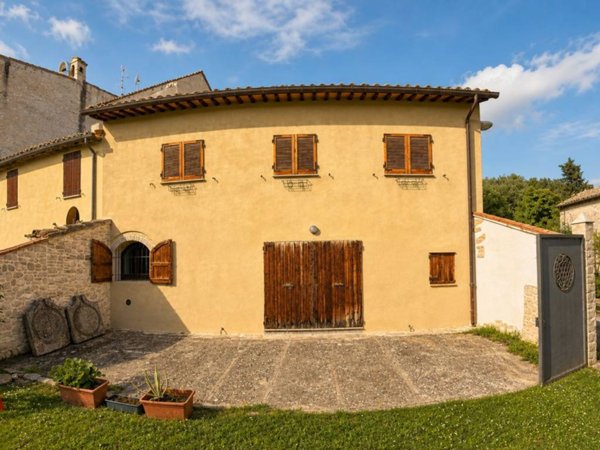 casa indipendente in vendita a Fabriano in zona Paterno