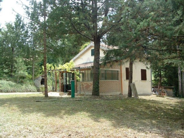 casa indipendente in vendita a Fabriano in zona Attiggio