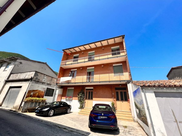 appartamento in vendita a Fabriano in zona Cacciano