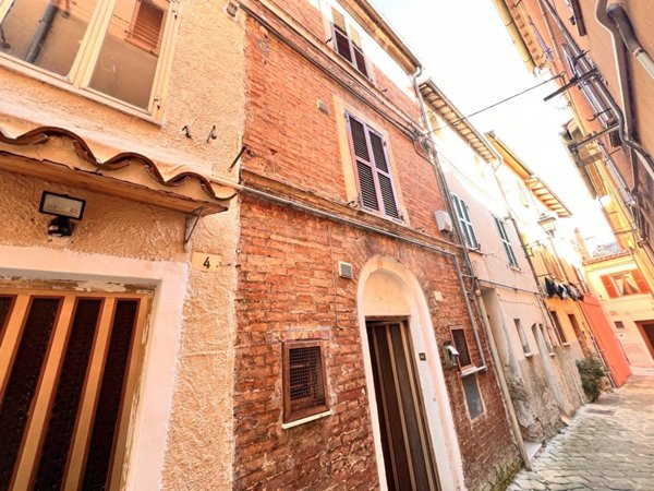 casa indipendente in vendita a Fabriano