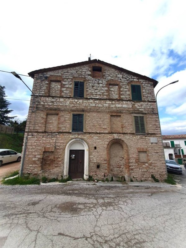 casa indipendente in vendita a Fabriano in zona Albacina