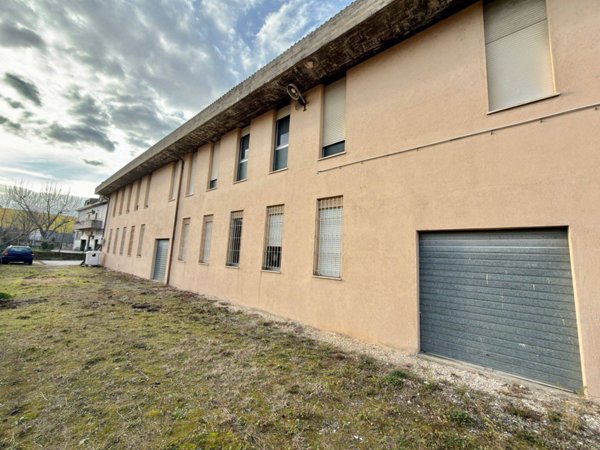 locale commerciale in vendita a Fabriano