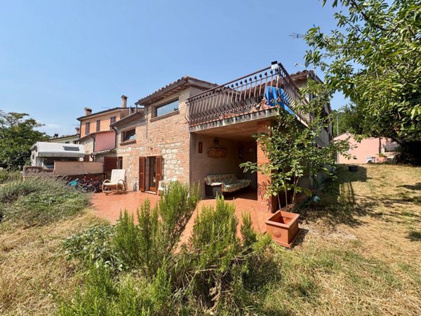 casa indipendente in vendita a Fabriano in zona Cupo