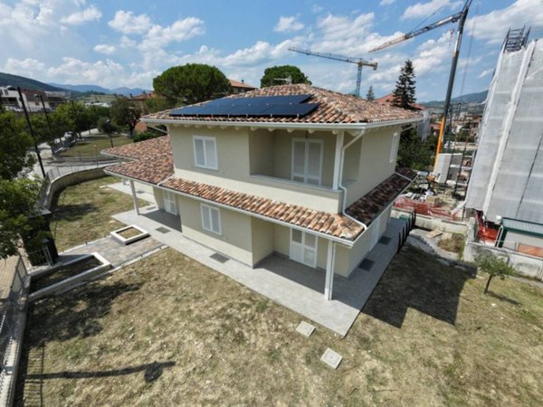 casa indipendente in vendita a Fabriano