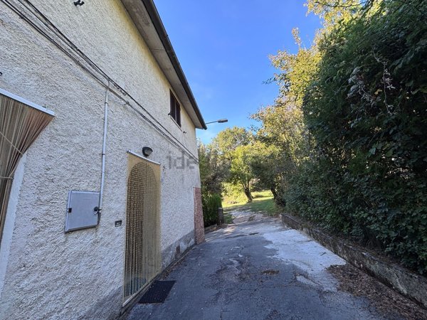 casa indipendente in vendita a Fabriano
