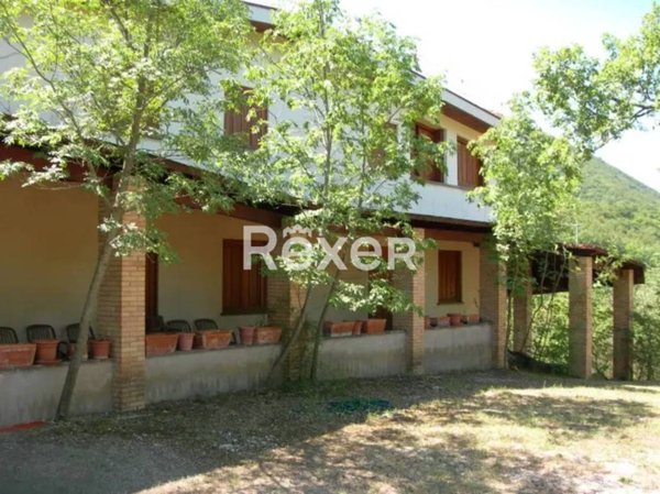 casa indipendente in vendita a Fabriano