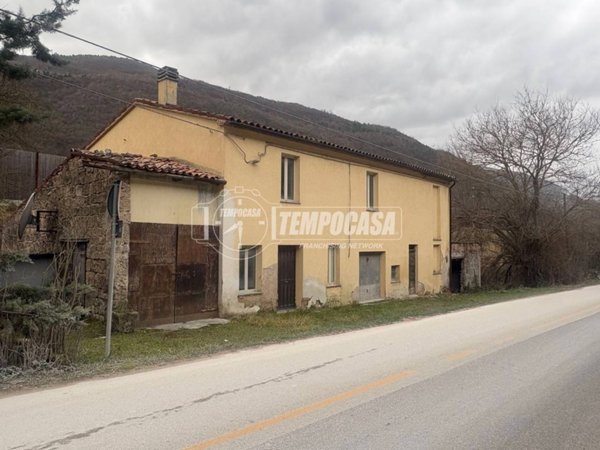 casa indipendente in vendita a Fabriano