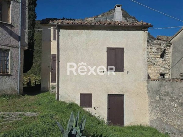 casa indipendente in vendita a Fabriano in zona Castelletta