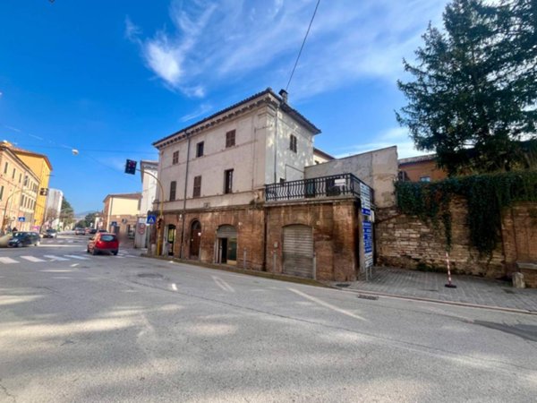 locale commerciale in vendita a Fabriano