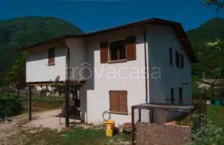 casa indipendente in vendita a Fabriano in zona Serradica