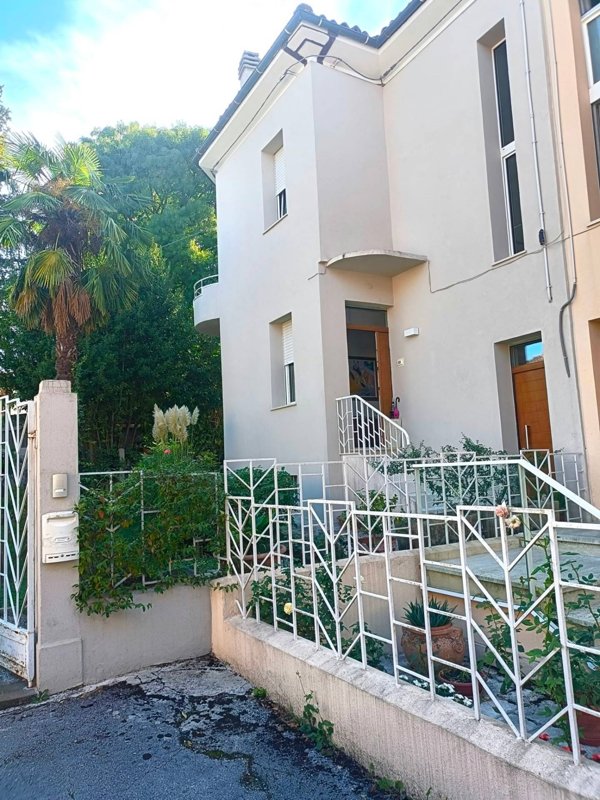 casa indipendente in vendita a Fabriano