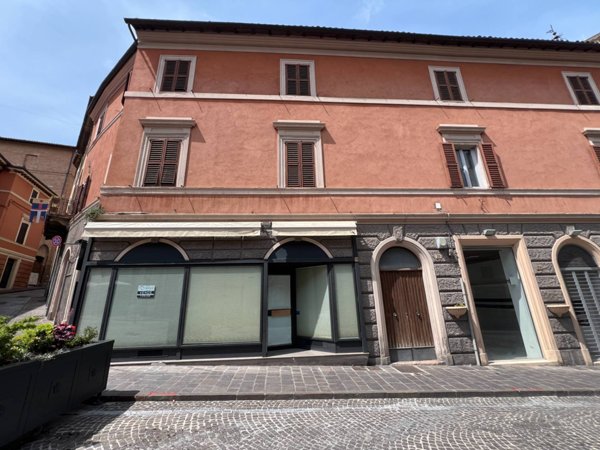 locale commerciale in vendita a Fabriano