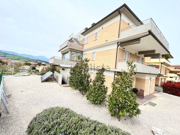 casa indipendente in vendita a Fabriano