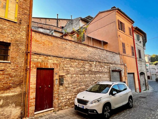 casa indipendente in vendita a Fabriano