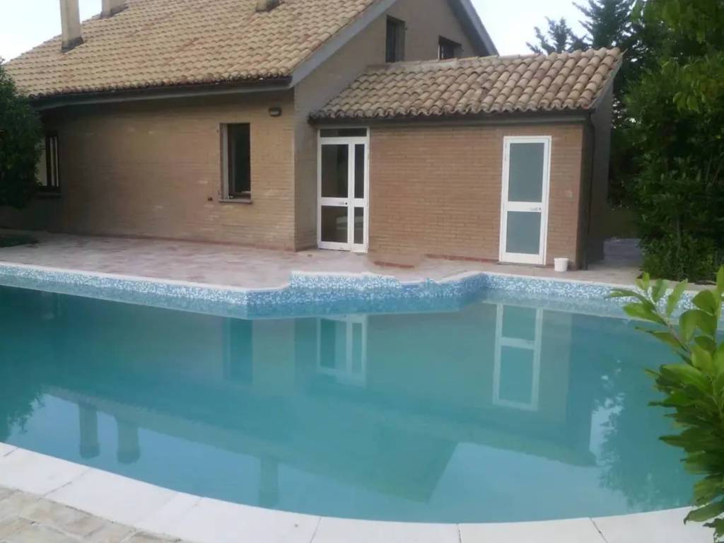 casa indipendente in vendita a Fabriano in zona Collamato