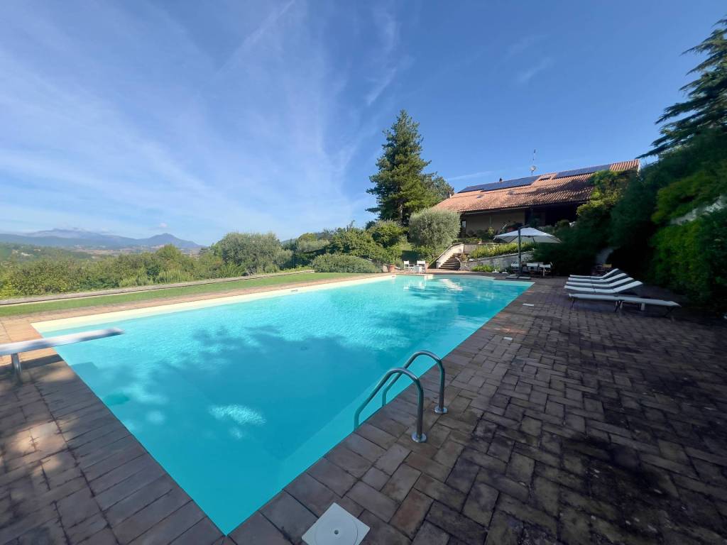 casa indipendente in vendita a Fabriano