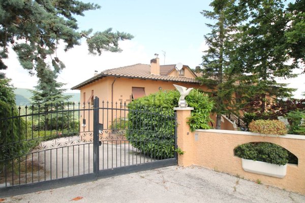 casa indipendente in vendita a Fabriano in zona San Donato