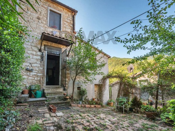 casa indipendente in vendita a Fabriano in zona Precicchie/Grotte