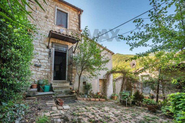 casa indipendente in vendita a Fabriano in zona Precicchie/Grotte