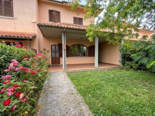 casa indipendente in vendita a Fabriano