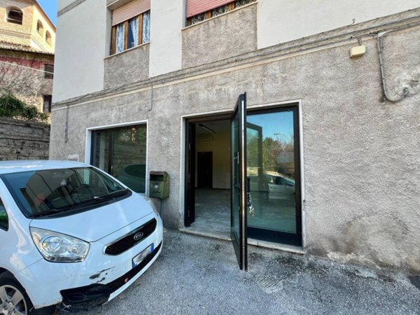 locale commerciale in vendita a Fabriano in zona Borgo Tufico