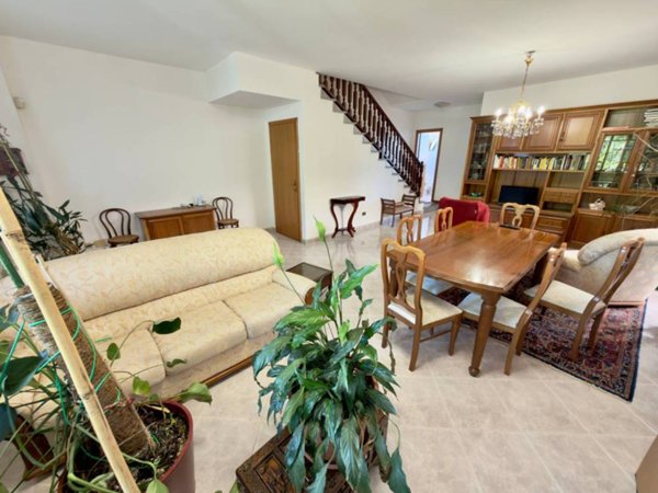 casa indipendente in vendita a Fabriano