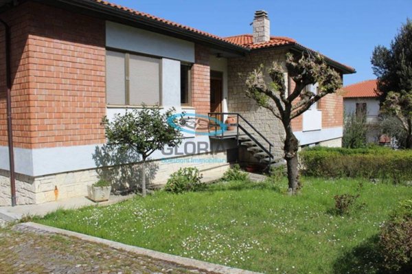 casa indipendente in vendita a Fabriano