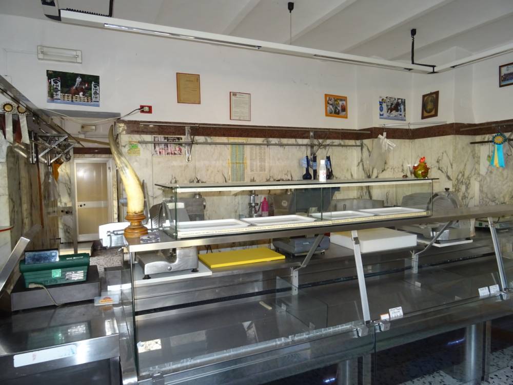 negozio in vendita a Falconara Marittima in zona Castelferretti